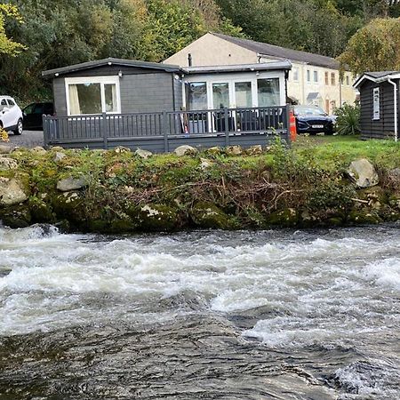 Stunning 3 Bed Riverside Cabin In Snowdonia Caeathro Buitenkant foto