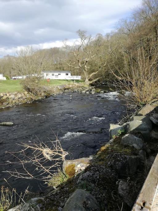 Stunning 3 Bed Riverside Cabin In Snowdonia Caeathro Buitenkant foto