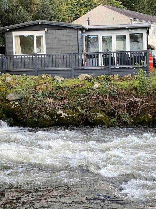 Stunning 3 Bed Riverside Cabin In Snowdonia Caeathro Buitenkant foto