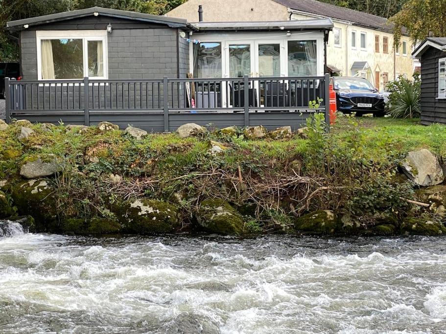 Stunning 3 Bed Riverside Cabin In Snowdonia Caeathro Buitenkant foto