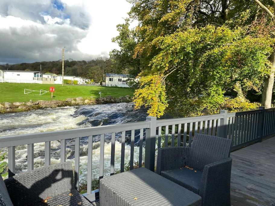 Stunning 3 Bed Riverside Cabin In Snowdonia Caeathro Buitenkant foto