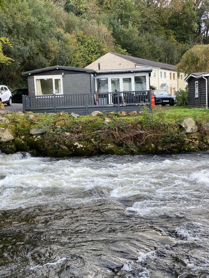 Stunning 3 Bed Riverside Cabin In Snowdonia Caeathro Buitenkant foto