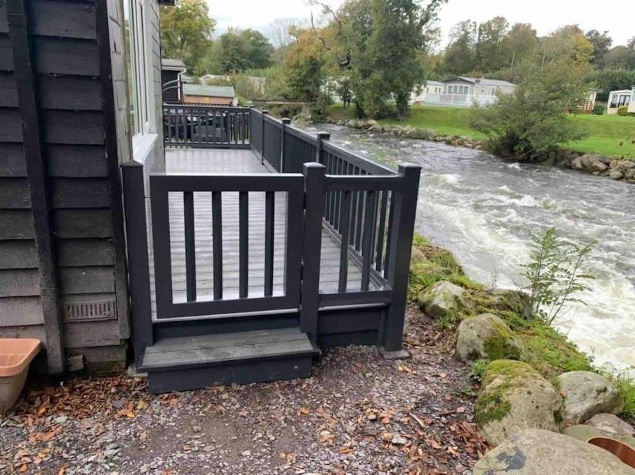Stunning 3 Bed Riverside Cabin In Snowdonia Caeathro Buitenkant foto