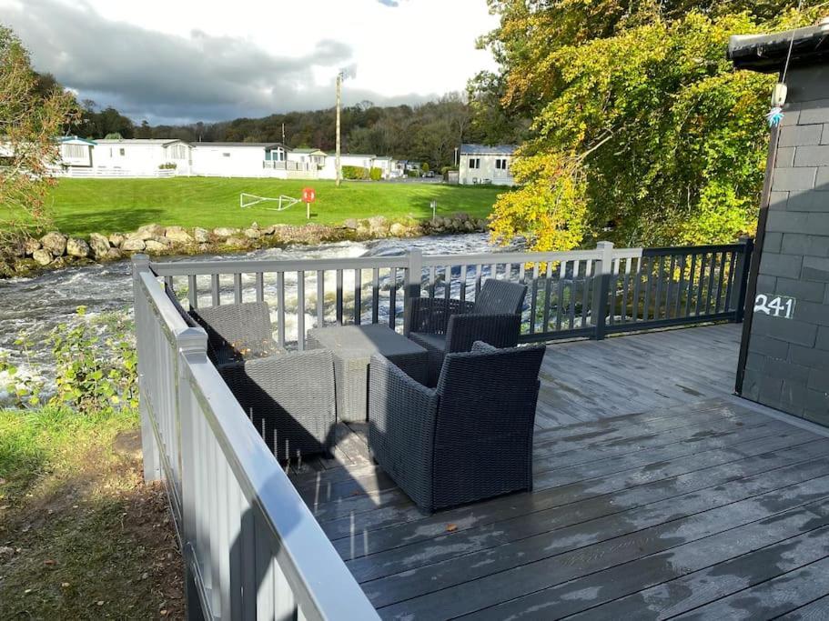 Stunning 3 Bed Riverside Cabin In Snowdonia Caeathro Buitenkant foto