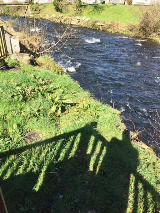 Stunning 3 Bed Riverside Cabin In Snowdonia Caeathro Buitenkant foto