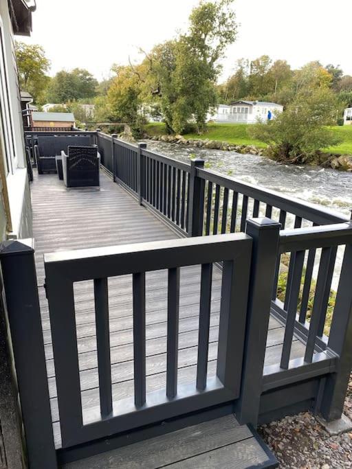 Stunning 3 Bed Riverside Cabin In Snowdonia Caeathro Buitenkant foto