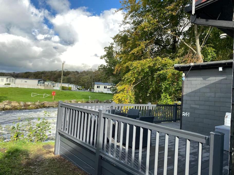 Stunning 3 Bed Riverside Cabin In Snowdonia Caeathro Buitenkant foto