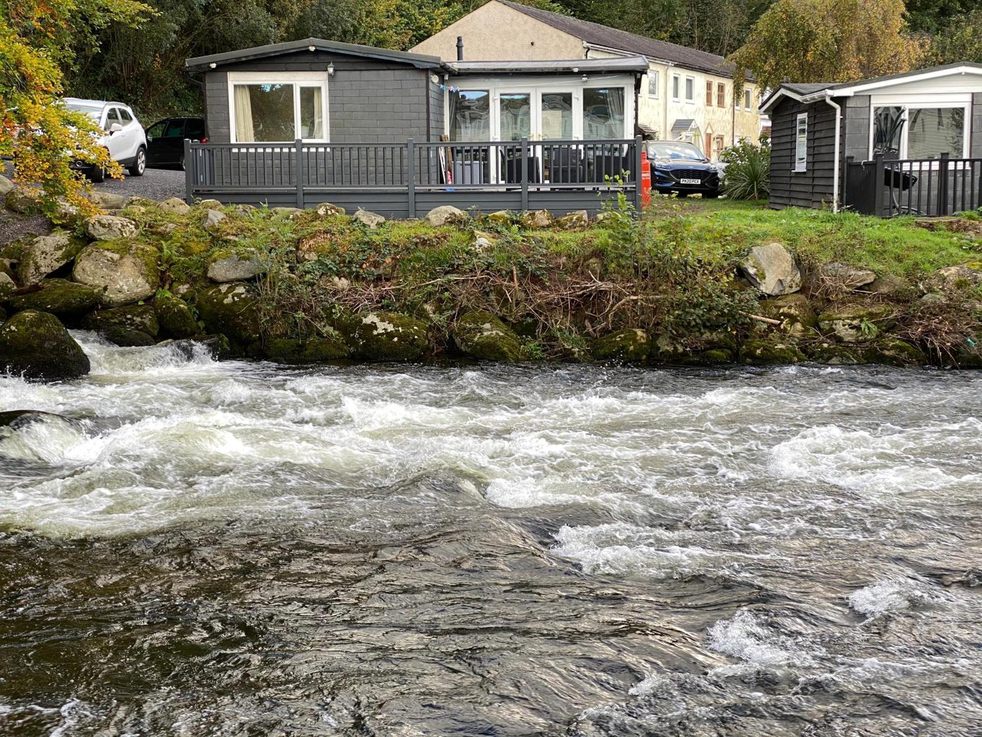 Stunning 3 Bed Riverside Cabin In Snowdonia Caeathro Buitenkant foto